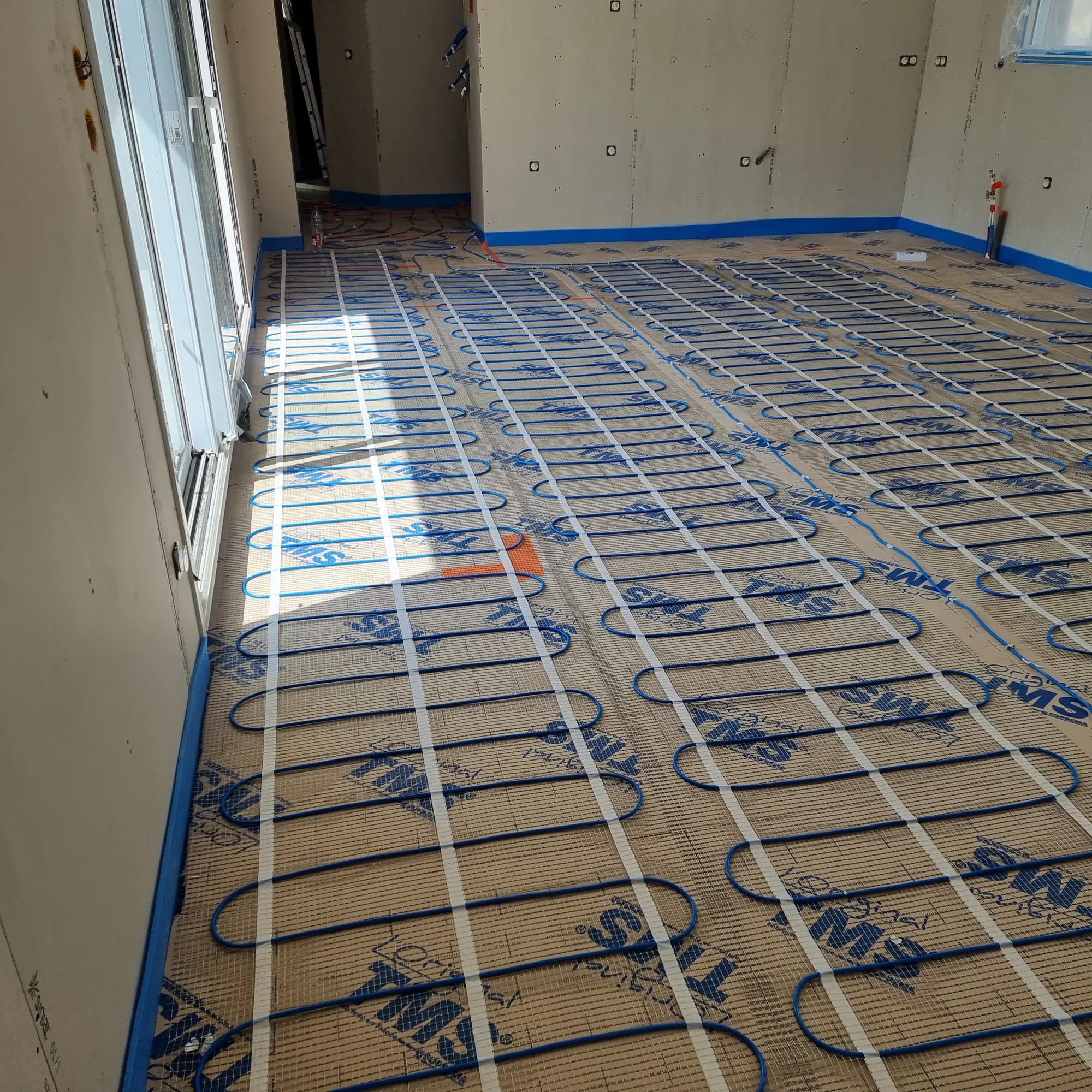 Une vue d'un chantier de construction avec des fils électriques