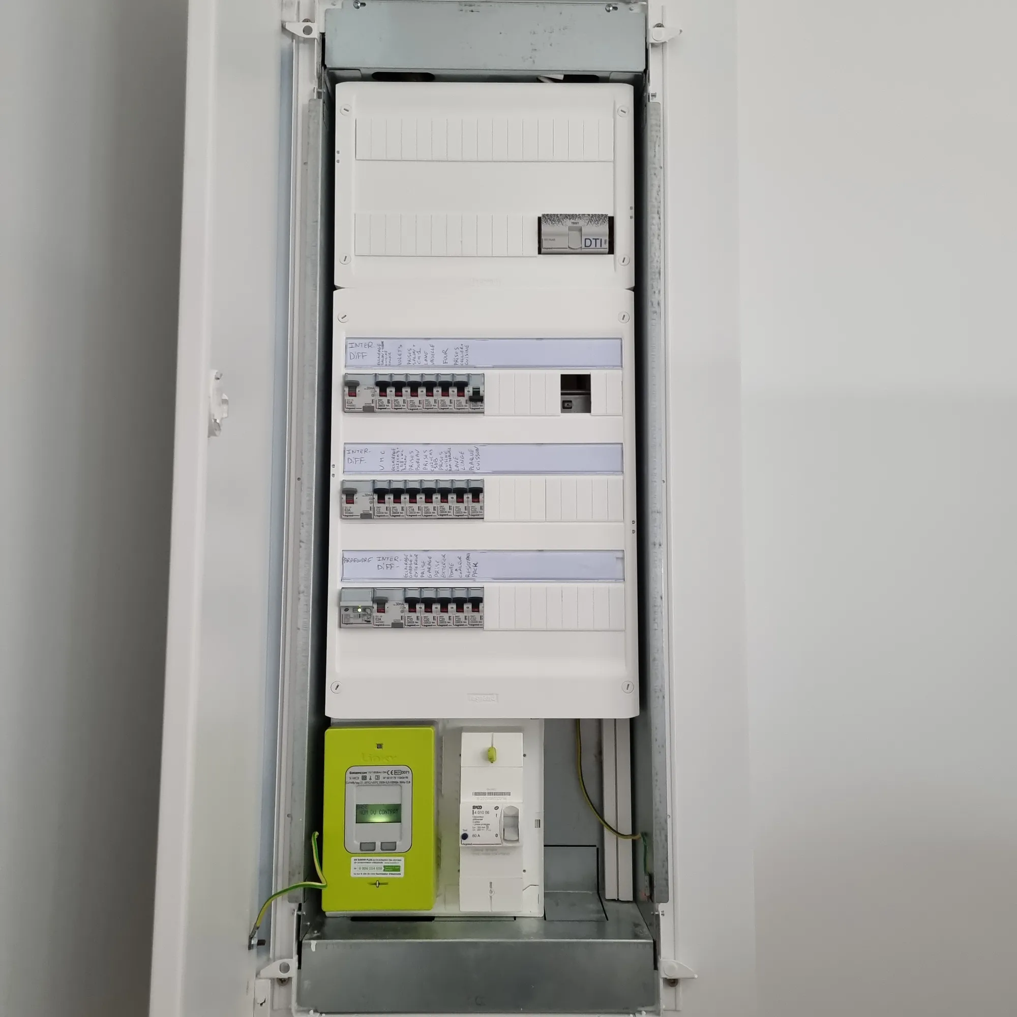 Une armoire électrique installée contre un mur