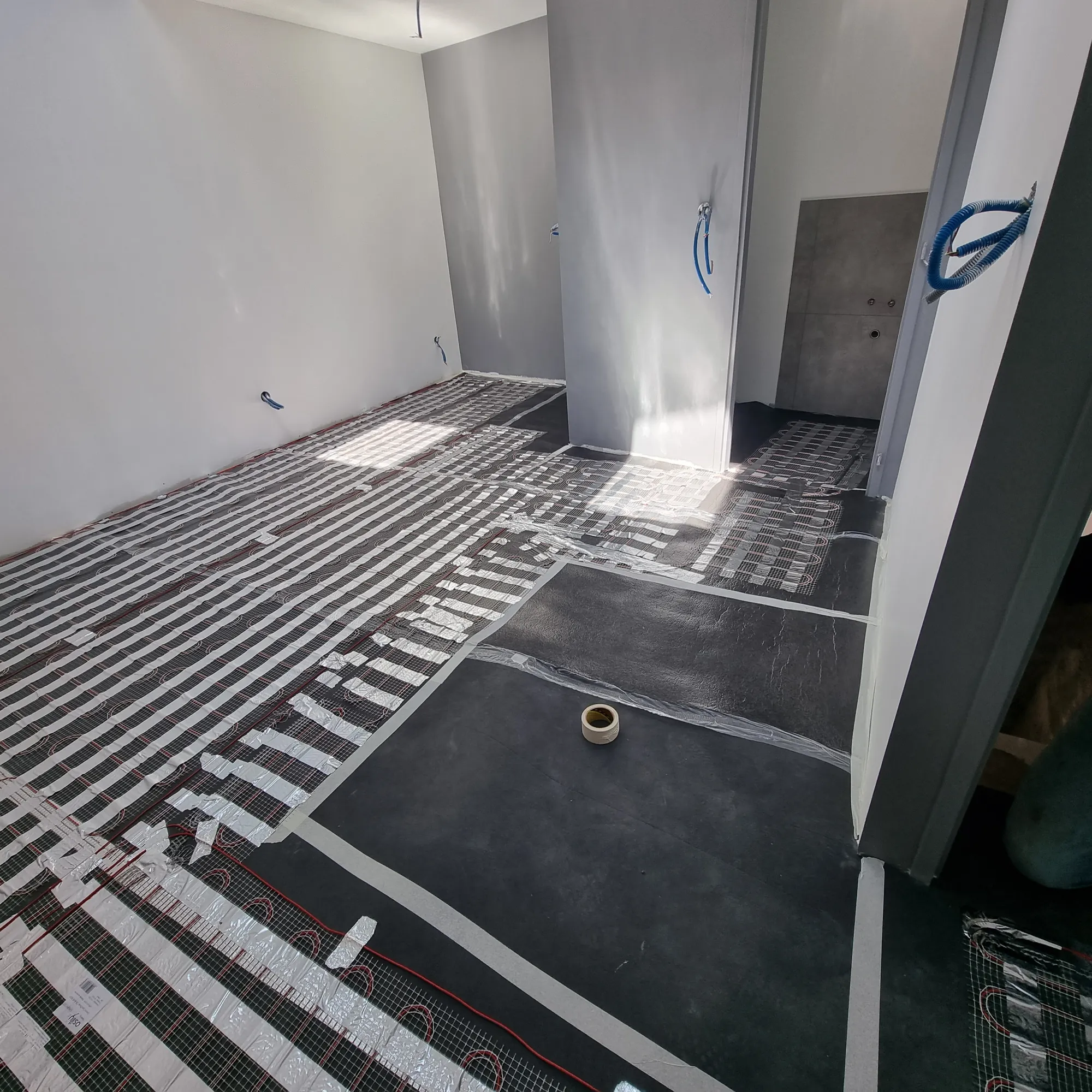 Un chantier de construction avec du matériel électrique au sol