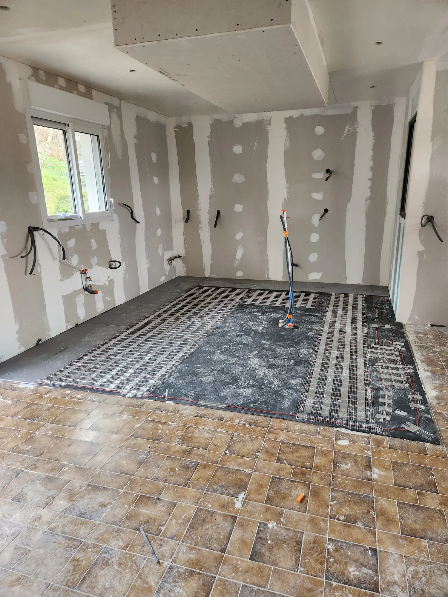Une pièce en construction avec des fils électriques apparents
