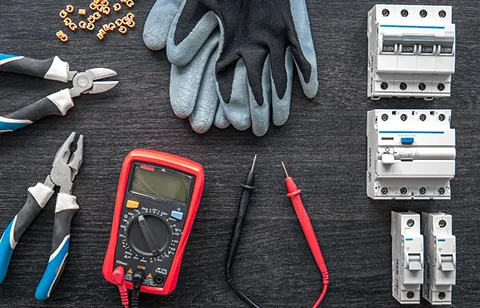 Un multimeter (testeur de continuité) posé sur une surface