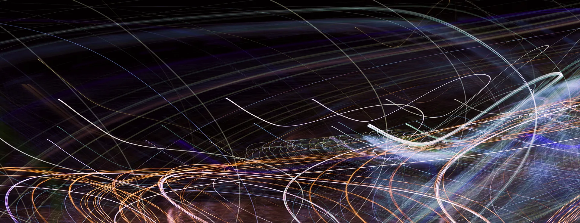 Un schéma électrique avec des lignes et des symboles